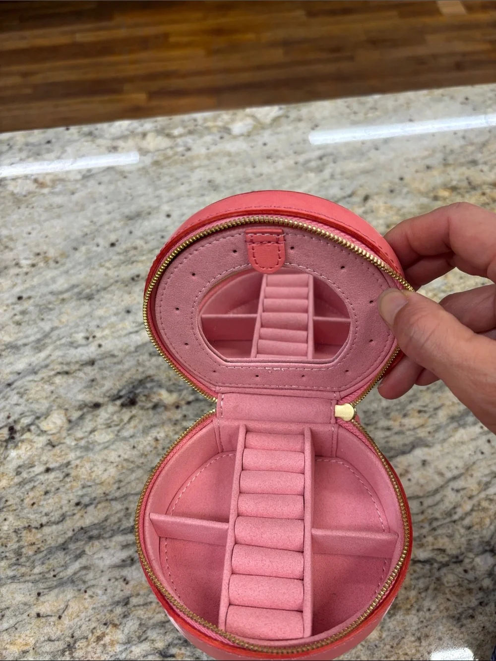Old trend leather peach Round Coral Jewelry Case with Gold Stud